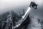 Divers-on-wreckage-3